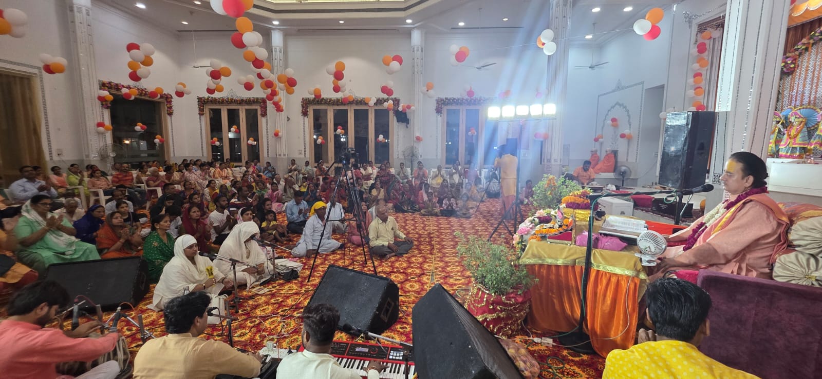 आनंद आश्रम मंदिर प्रांगण में चल रही श्रीमद् भागवत कथा