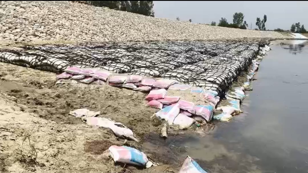 गलत जगह पर बन रहा बाढ़ नियंत्रण बांध, ग्रामीणों ने जताई नाराजगी