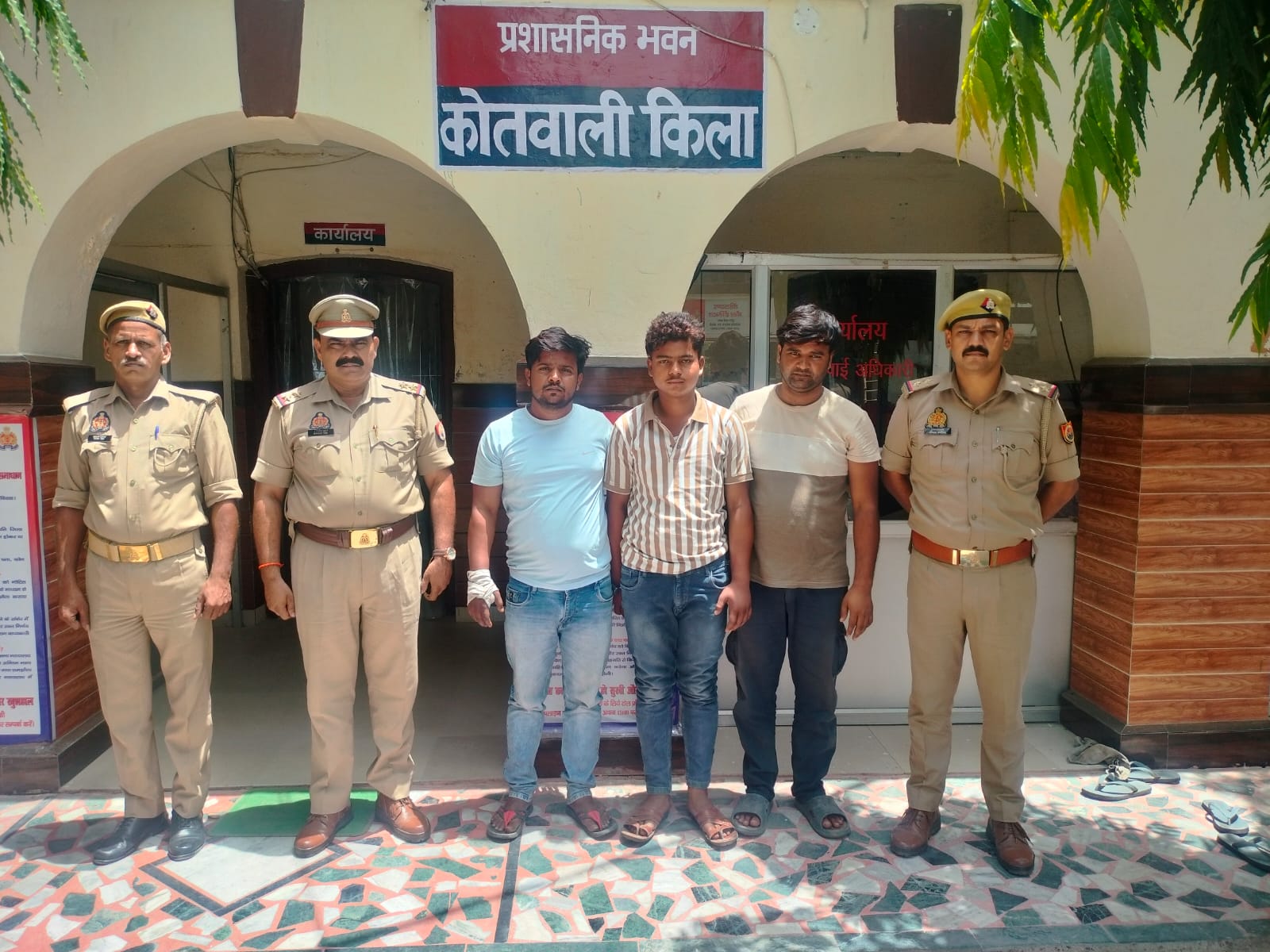 लूट छिनैती करने वाले 4 शातिर लुटेरे मुठभेड़ में गिरफ्तार,