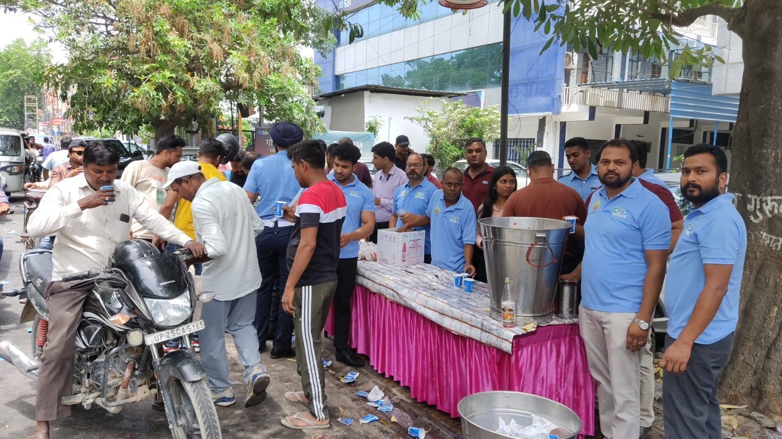 इफको टोक्यो इंश्योरेंस कंपनी ने गर्मी में बांटा मीठा शर्बत