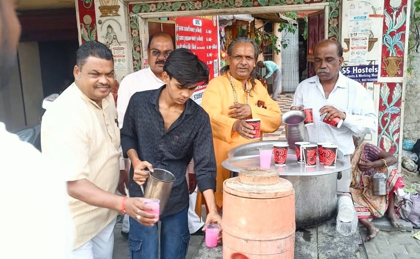 साईं मंदिर पर एक कुन्टल चीनी का सरबत ,एक कुन्टल चाबल की खिचडी प्रसाद बितरण किया