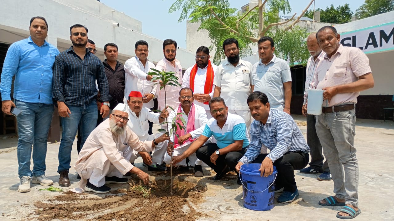 सपा के कैन्ट प्रभारी अनुराग सिंह पटेल और इंजिनियर अनीस ने किया पौधरोपण