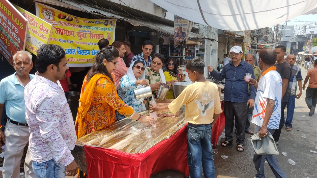 राष्ट्र जागरण युवा संगठन ने कुतुबखाना पर किया शीतल शरबत वितरण