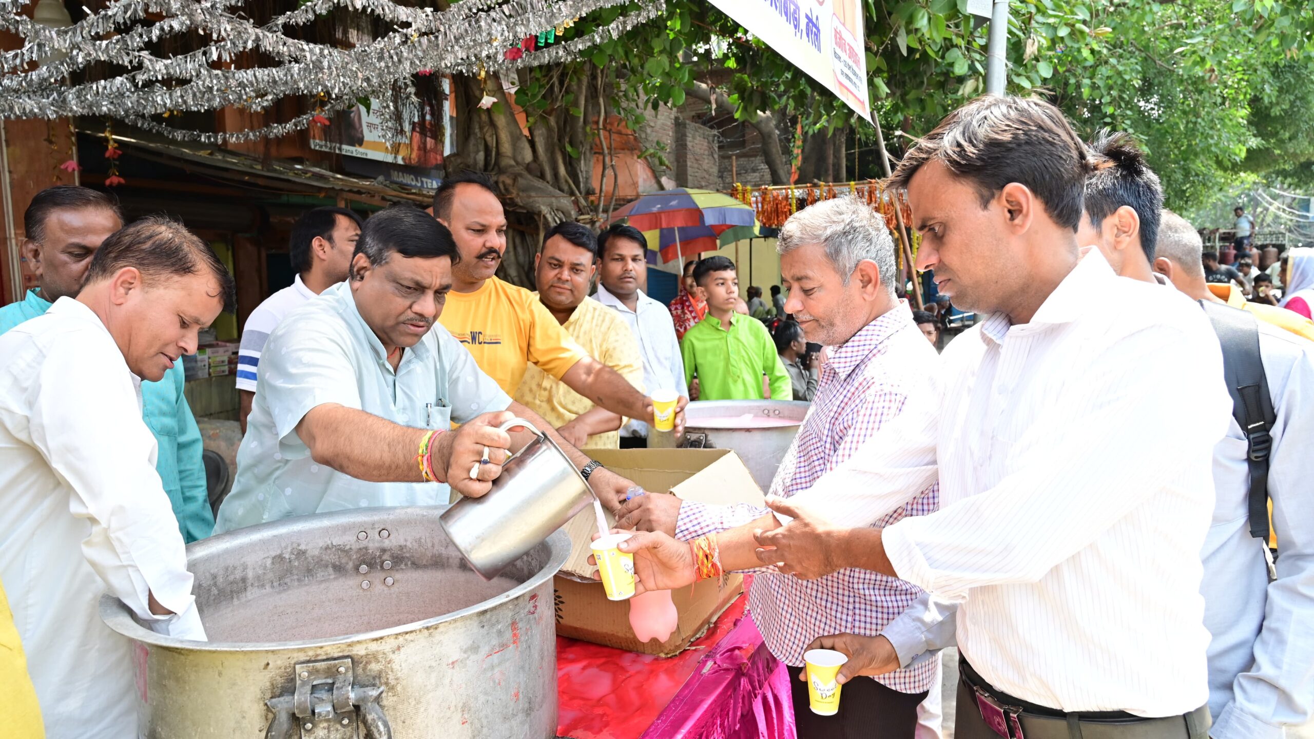 निर्जला एकादशी के अवसर पर कैंट विधायक ने विभिन्न स्थानों पर किया शरबत वितरण