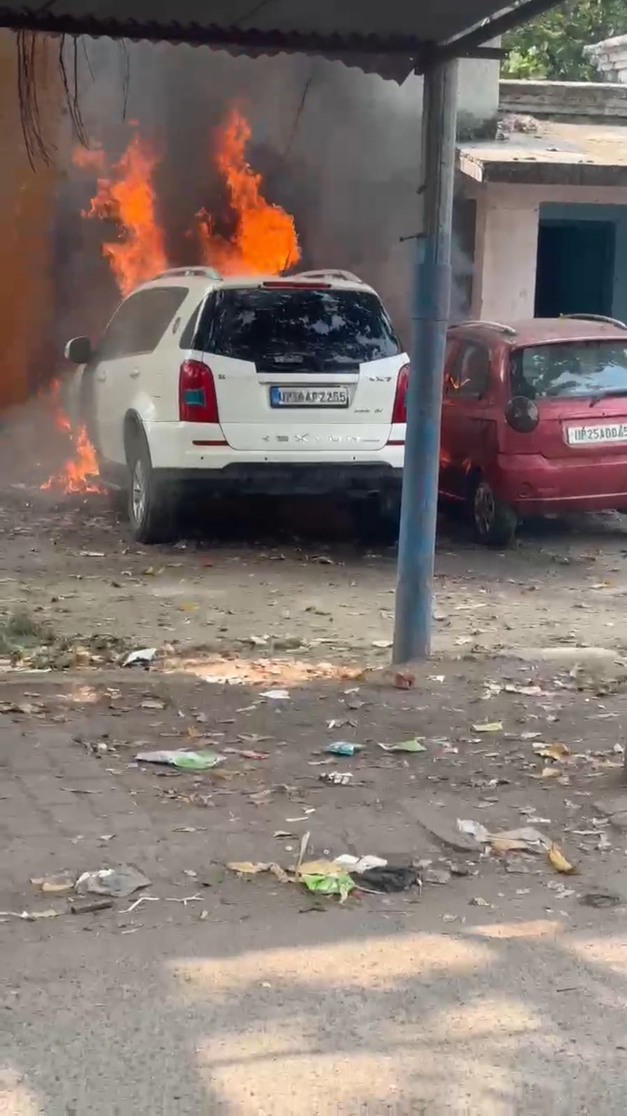 दो कारें जलकर खाक, ऊंची लपटों ने कॉलोनी वासियों में मचाई दहशत