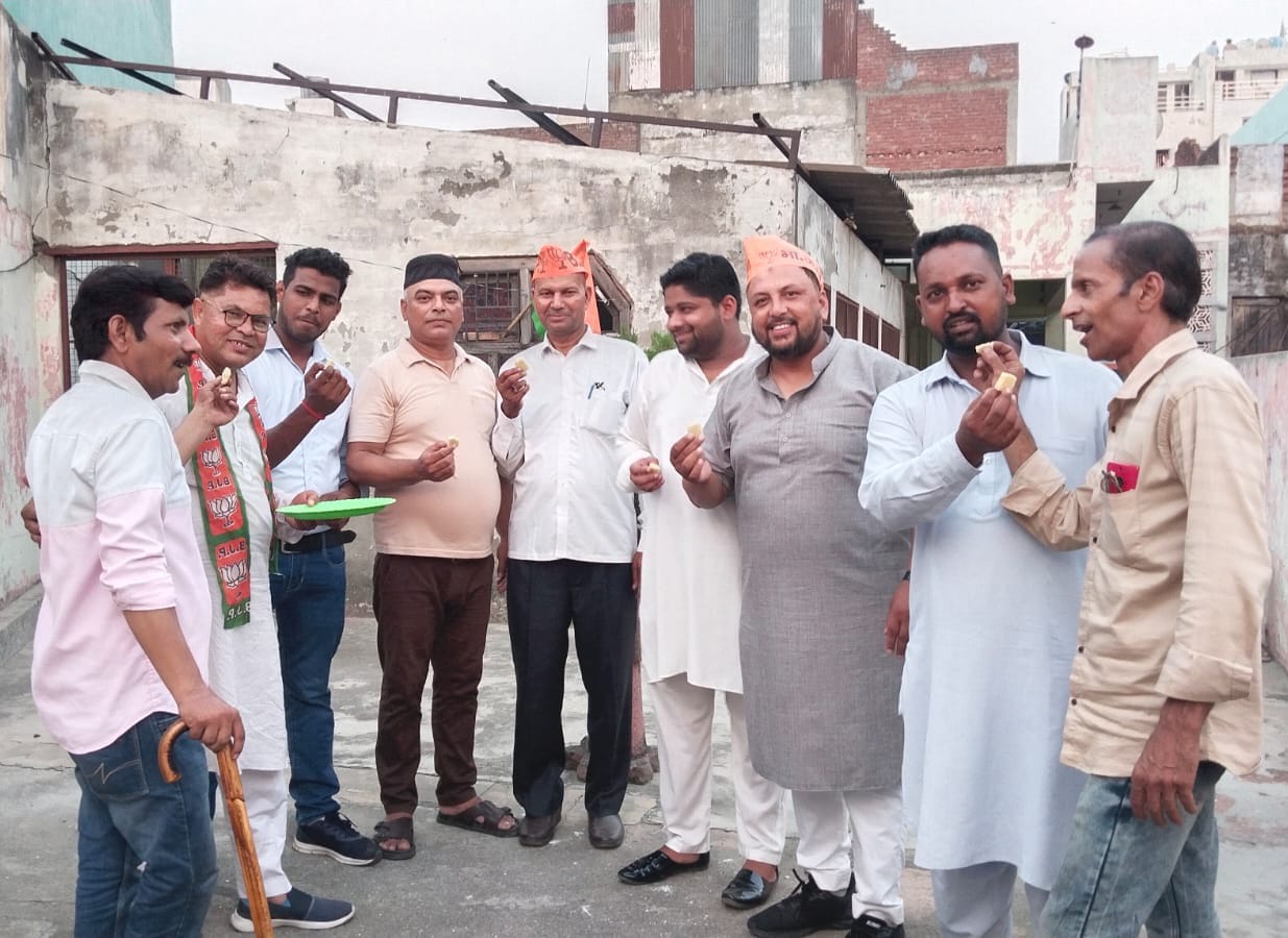 मुस्लिम भाजपा कार्यकर्ताओं ने 11 बर्ष होने पर मनाया जश्न
