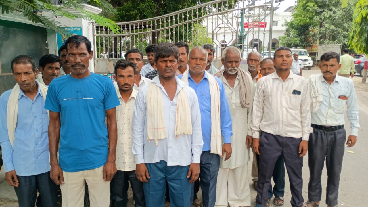 गांव बालों ने देवस्थान से डॉ अंबेडकर जी की प्रतिमा हटवाने की मांग की