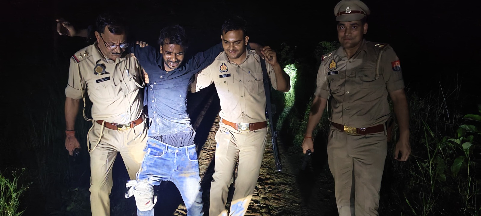 पुलिस मुठभेड़ में कांस्टेबल रोहित और एक बदमाश घायल