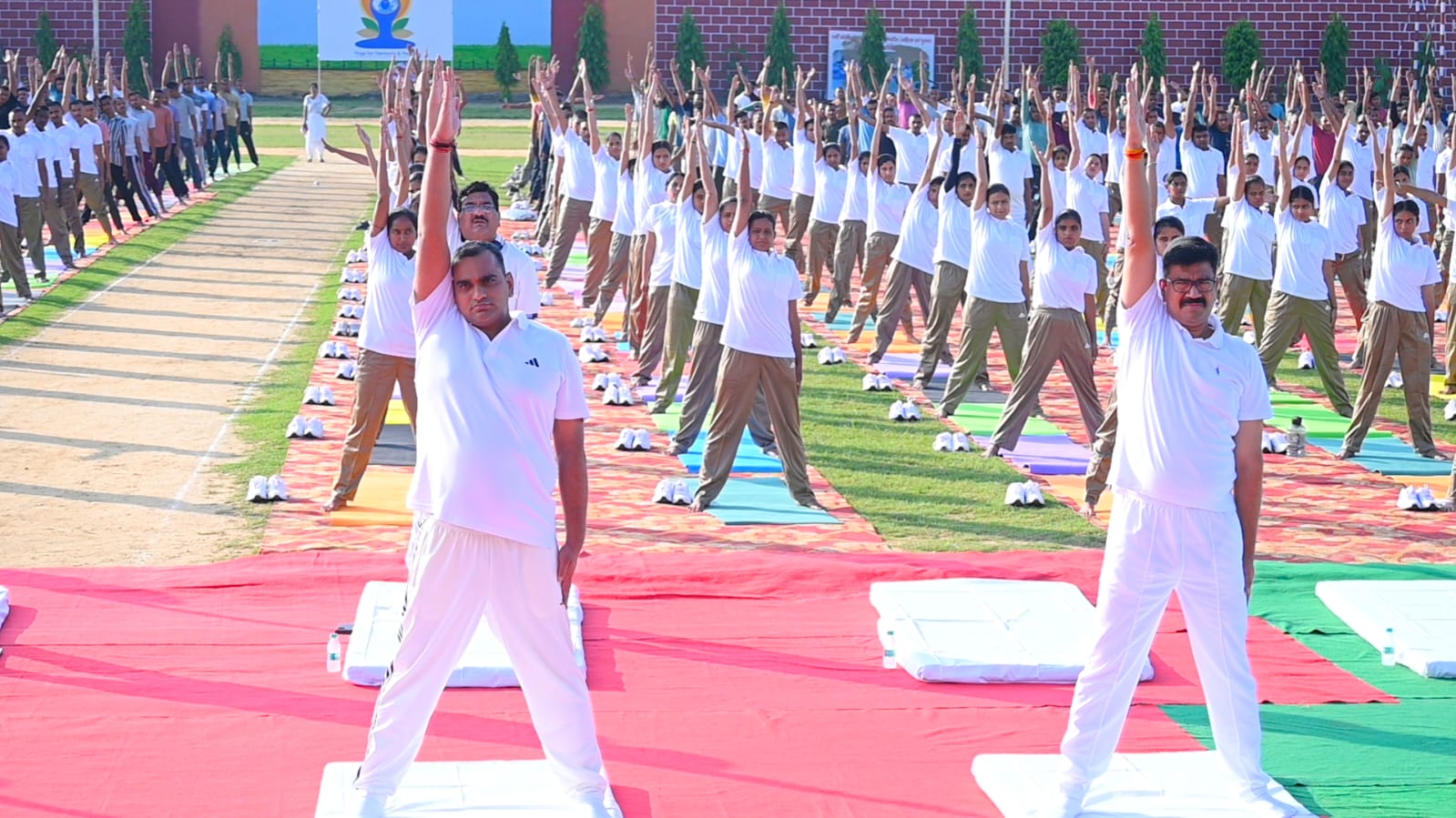 रिजर्व पुलिस लाइन ग्राउंड में अधिकारियों ने योगा कर मनाया योगा दिवस