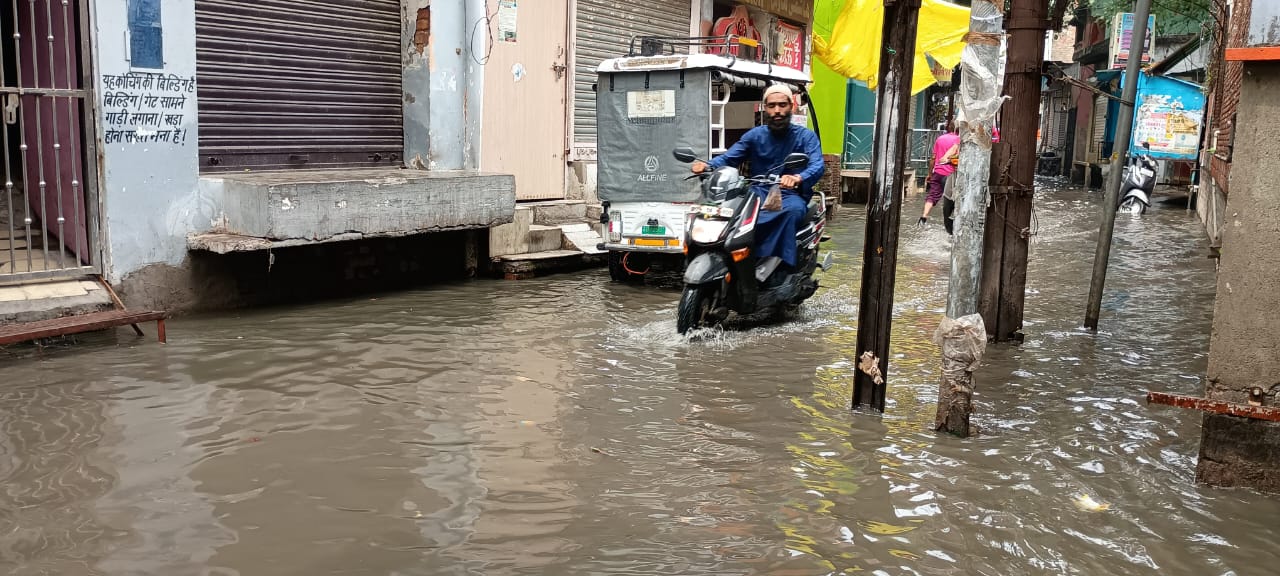 10 मिनट की बारिश में सड़क जलमग्न