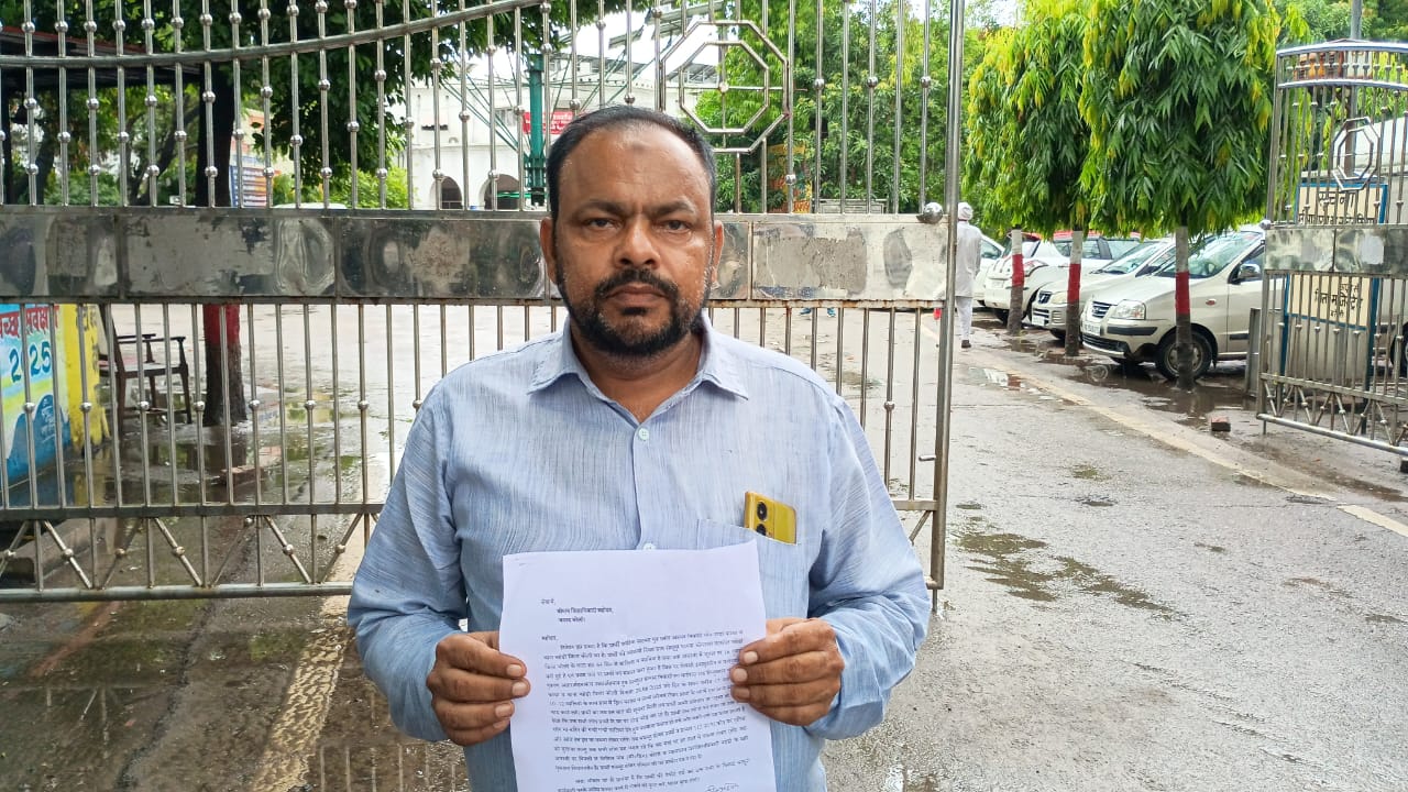 बहेड़ी में अतारर्रहमान कर रहे दुकानों पर कब्जा